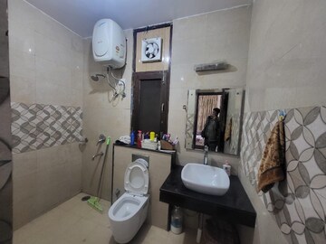 Master Bedroom in 2 BHK Builder Floor at Super Mart 1, Sector 27 – for Rent
