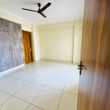 Room in 3.5 BHK Apartment at Aims Golf City, Noida Central – for Rent