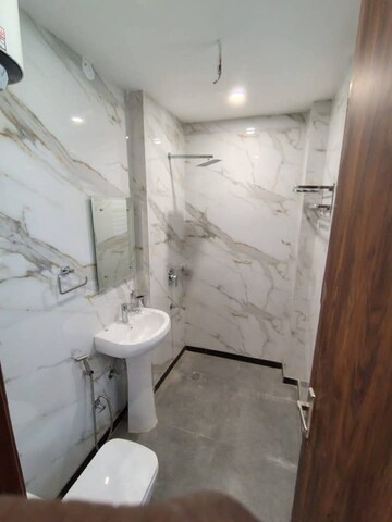 Bathroom in 1 RK Builder Floor at Super Mart 1, Sector 27 – for Rent