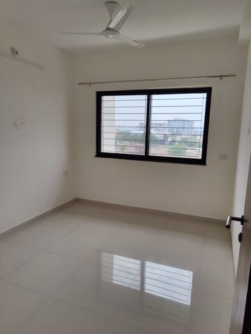 Room in 2 BHK Apartment at Kalpataru Serenity, Manjari – for Rent
