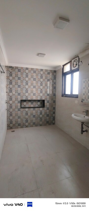 Room in 3 BHK Apartment at Sector 10 Dwarka – for Rent