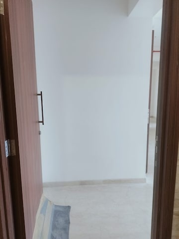 Room in 3 BHK Apartment at Kalpataru Radiance, Goregaon West – for Rent