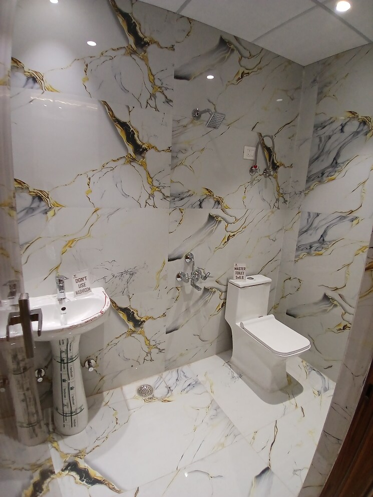 Bathroom, upsidc site b 2 Bedroom 1020 Sq.Ft. Builder Floor In Upsidc Site B Greater Noida 8284990