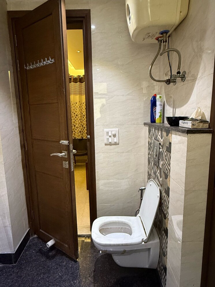 Bathroom, lajpat nagar 4 2 Bedroom 900 Sq.Ft. Builder Floor In Lajpat Nagar 4 Delhi 8285048