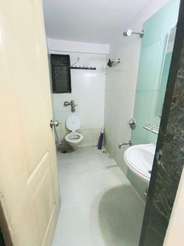 Bathroom, everest-world-aspen 2.5 Bedroom 1200 Sq.Ft. Apartment In Dhokali Thane 8285060