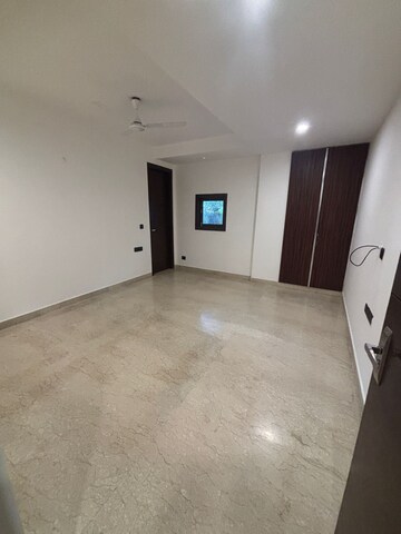 Room in 3.5 BHK Builder Floor at Sector 27 – for Rent