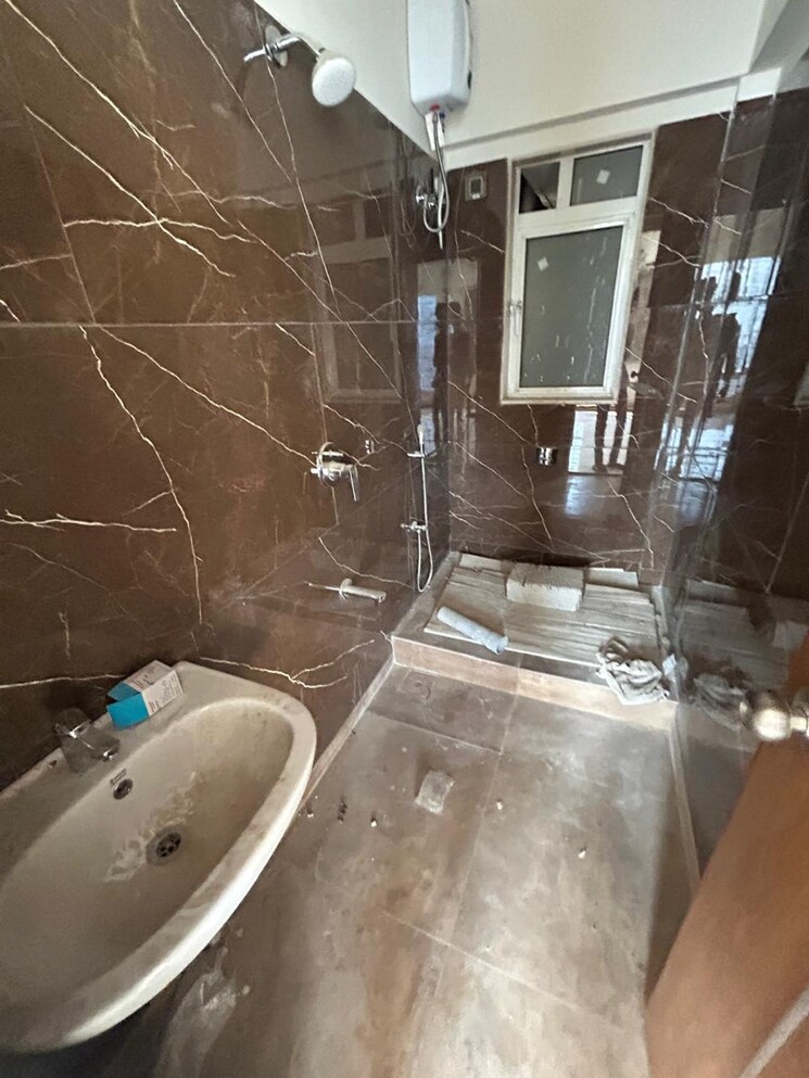 Bathroom, alag-aranya 4 Bedroom 1350 Sq.Ft. Apartment In Naidu Colony Mumbai 8285110