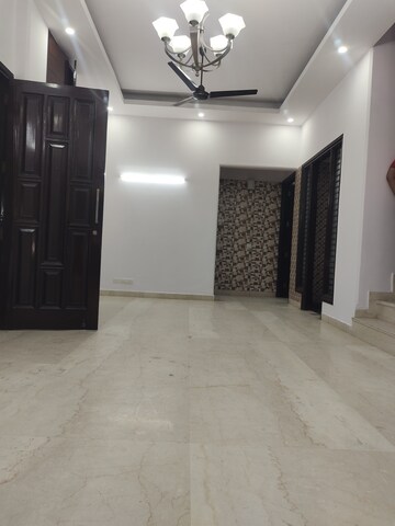 Furnished Amenities in 3 BHK Builder Floor at Greater Kailash I – for Rent