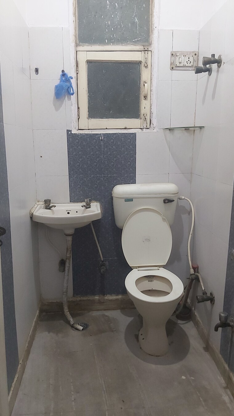 Bathroom, mayur vihar 2.5 Bedroom 550 Sq.Ft. Builder Floor In Mayur Vihar Delhi 8285403