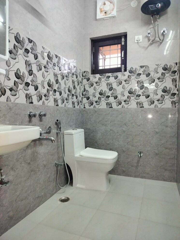 Bathroom, sarita vihar 1 RK 450 Sq.Ft. Apartment In Sarita Vihar Delhi 8285571