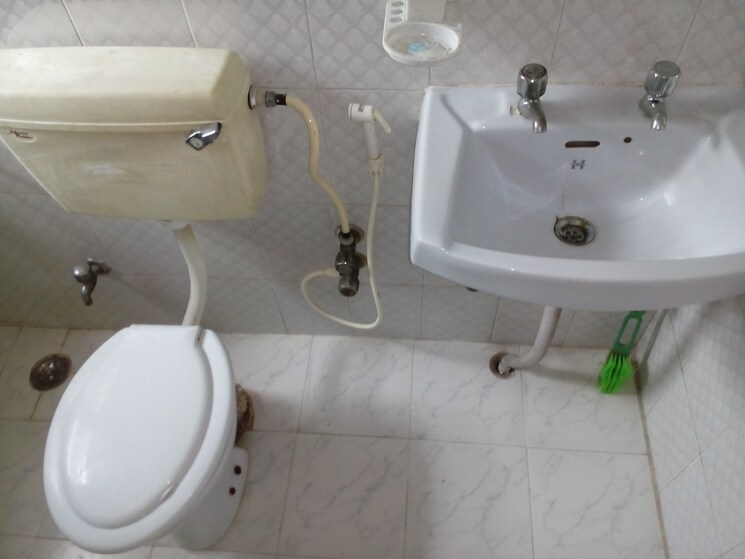 Bathroom, sarita vihar 2 Bedroom 950 Sq.Ft. Apartment In Sarita Vihar Delhi 8285573