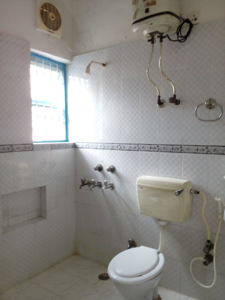 Bathroom, sarita vihar 2 Bedroom 950 Sq.Ft. Apartment In Sarita Vihar Delhi 8285573
