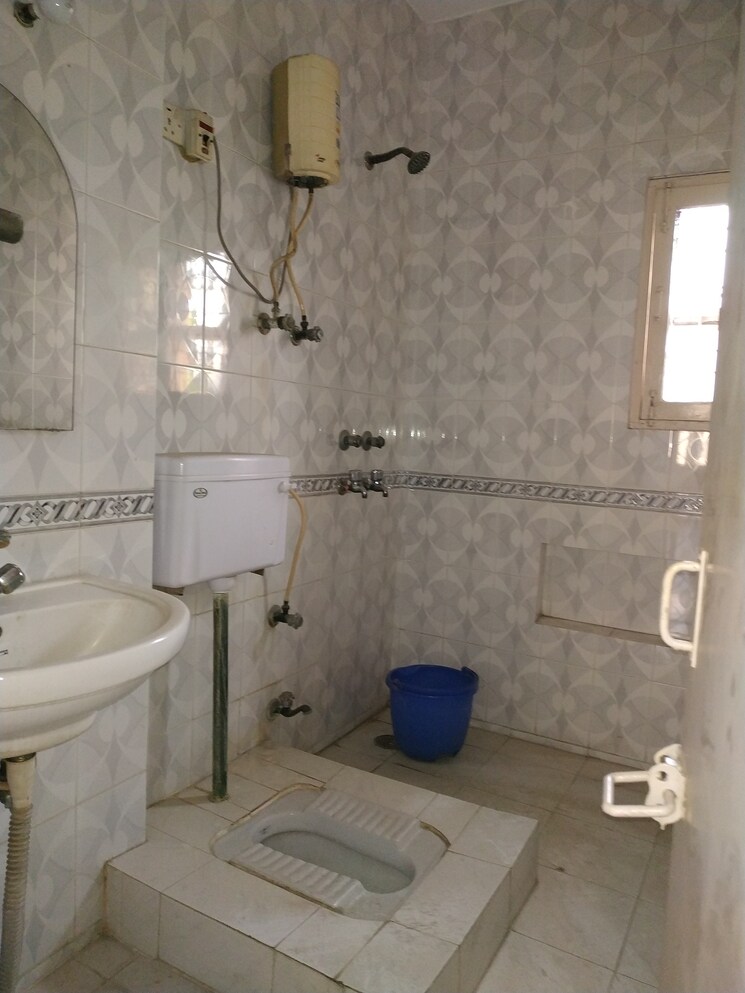 Bathroom, sarita vihar 2 Bedroom 929 Sq.Ft. Apartment In Sarita Vihar Delhi 8285575