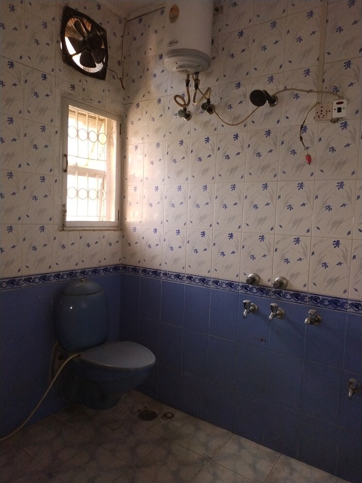 Bathroom, sarita vihar 2 Bedroom 929 Sq.Ft. Apartment In Sarita Vihar Delhi 8285575