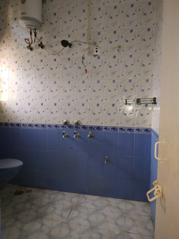 Bathroom, sarita vihar 2 Bedroom 929 Sq.Ft. Apartment In Sarita Vihar Delhi 8285575