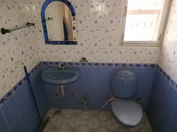 Bathroom, sarita vihar 2 Bedroom 929 Sq.Ft. Apartment In Sarita Vihar Delhi 8285575