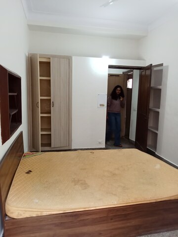 Room in 1 BHK Builder Floor at Green Park – for Rent