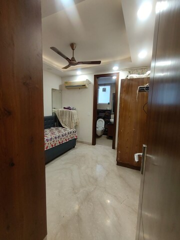 Room in 2.5 BHK Apartment at Paschim Vihar – for Rent