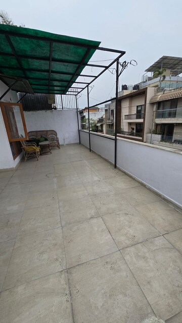 Balcony in 2 BHK Builder Floor at South Extension ii – for Rent