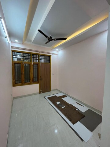 Bedroom in 3 BHK Apartment at Mahanagar – for Rent