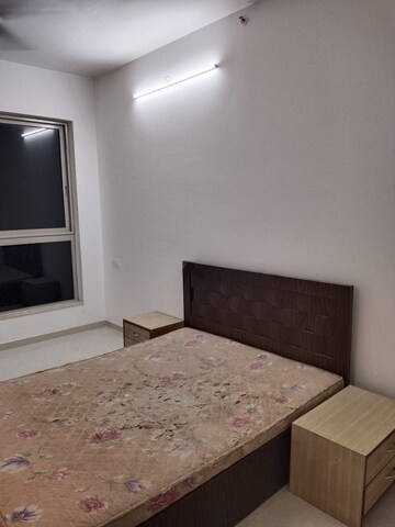 Room in 2 BHK Apartment at Hiranandani Fortune City, New Panvel – for Rent