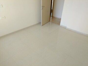 Room in 2 BHK Apartment at Hiranandani Fortune City, New Panvel – for Rent