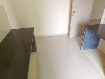 Room in 2 BHK Apartment at Hiranandani Fortune City, New Panvel – for Rent