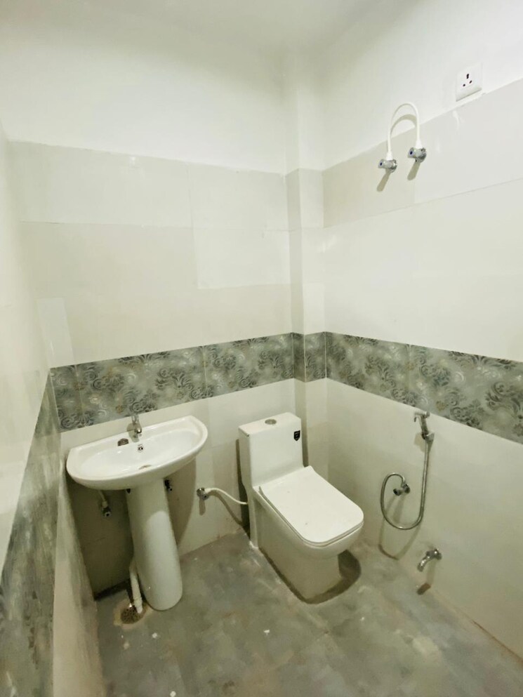 Bathroom, dlf-vibhuti-khand 3 Bedroom 1800 Sq.Ft. Builder Floor In Gomti Nagar Lucknow 8285814