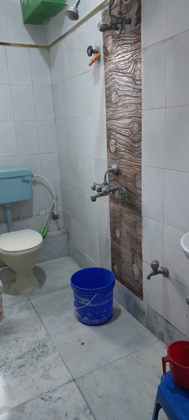 Bathroom, park circus 3 Bedroom 1410 Sq.Ft. Builder Floor In Park Circus Kolkata 8285820