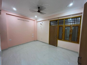 Room in 3 BHK Apartment at Mahanagar – for Rent