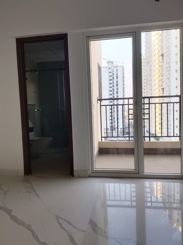 Room in 3 BHK Apartment at Amrapali Golf Homes, Sector 4, Greater Noida – for Rent