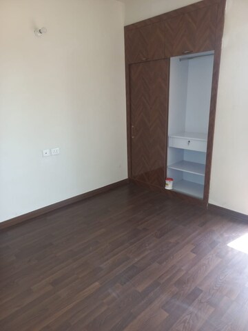Room in 2 BHK Apartment at BPTP Discovery Park, Sector 80 – for Rent