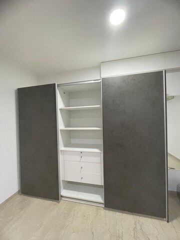 Room in 2 BHK Apartment at Oberoi Realty Esquire, Goregaon East – for Rent