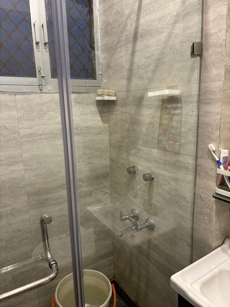 Bathroom, kailash colony 3 Bedroom 1300 Sq.Ft. Builder Floor In Kailash Colony Delhi 8286258