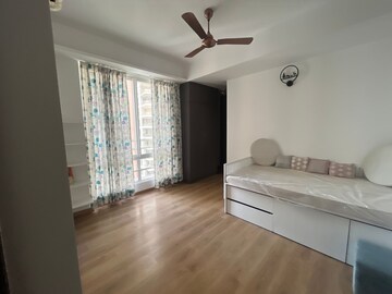 Room in 5 BHK Apartment at Pioneer Park Presidia, Sector 62 – for Rent