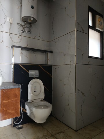 Bathroom in 3 BHK Builder Floor at SS Aaron Ville, Sector 48 – for Sale