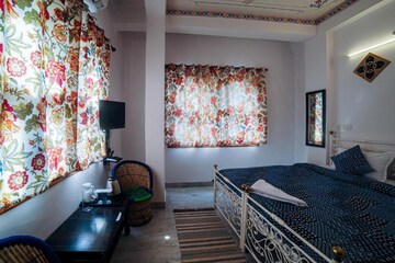 Bedroom in 3 BHK Builder Floor at DLF Vibhuti Khand, Gomti Nagar – for Rent