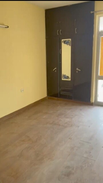 Room in 3 BHK Apartment at Piyush Heights, Sector 89 – for Rent