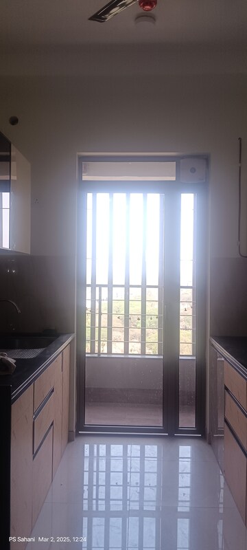 Room in 2 BHK Apartment at Kalpataru Paramount, Kapur Bawdi – for Rent