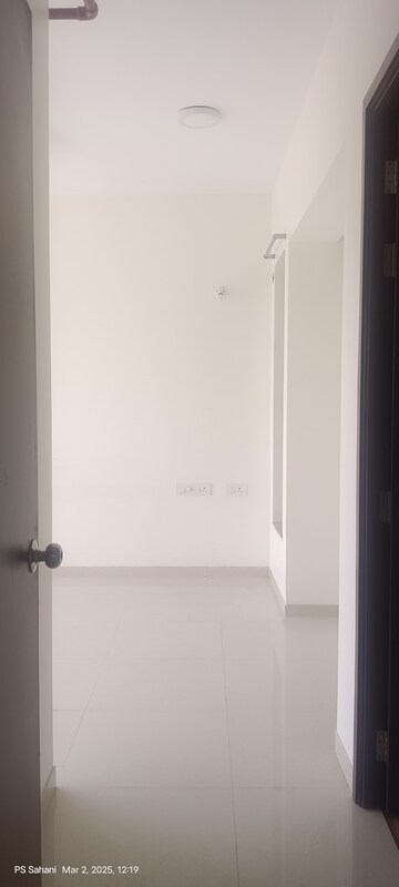 Room in 2 BHK Apartment at Kalpataru Paramount, Kapur Bawdi – for Rent