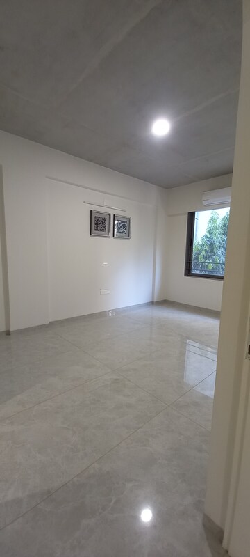Room in 4 BHK Apartment at Mithakali – for Sale