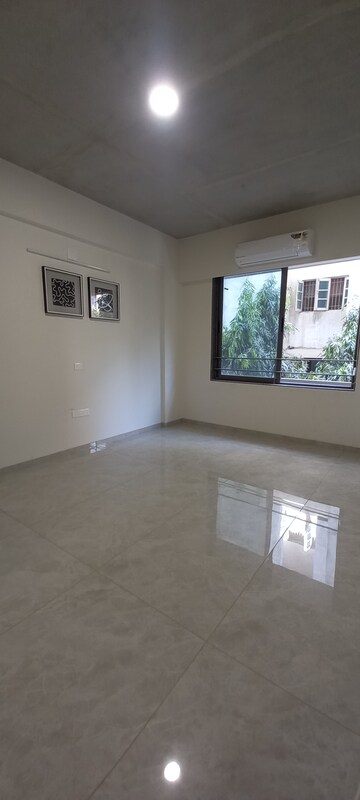 Room in 4 BHK Apartment at Mithakali – for Sale