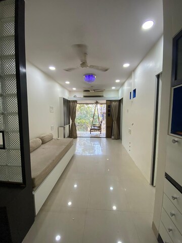 2 BHK Apartment For Rent in Vile Parle West
