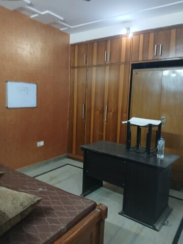 Room in 2 BHK Apartment at Paschim Vihar – for Rent