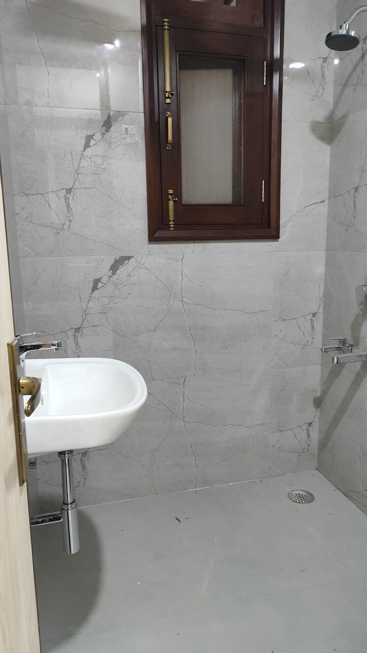 Bathroom, katwaria sarai 3 Bedroom 1200 Sq.Ft. Builder Floor In Katwaria Sarai Delhi 8286668