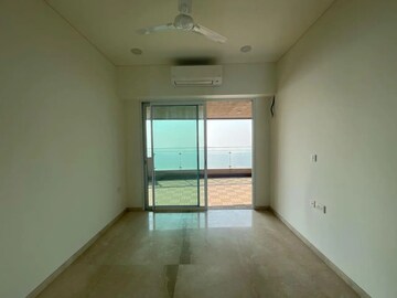 Room in 3 BHK Apartment at Lokhandwala Minerva Mahalaxmi, Mahalaxmi – for Rent