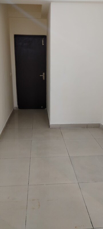 Room in 3.5 BHK Apartment at Panchsheel Greens, Sector 16 Greater Noida – for Sale
