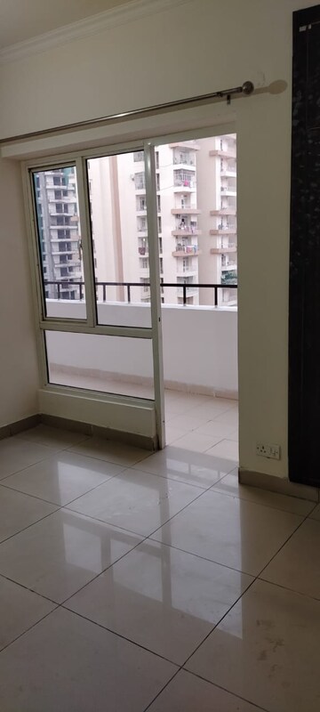 Room in 3.5 BHK Apartment at Panchsheel Greens, Sector 16 Greater Noida – for Sale