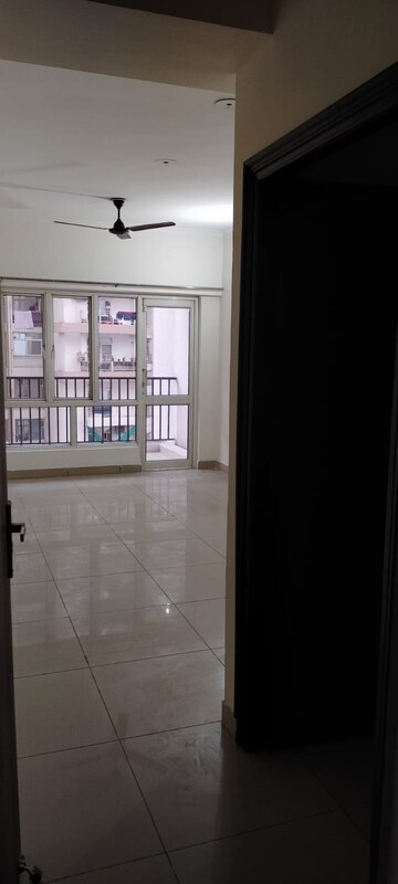 Room in 3.5 BHK Apartment at Panchsheel Greens, Sector 16 Greater Noida – for Sale