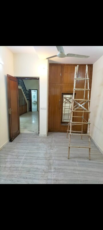 Room in 1 BHK Builder Floor at Garhi – for Rent